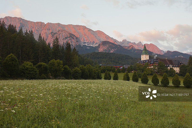 埃尔毛宫的阿尔卑斯山辉，韦特施泰因山脉在晨光中图片素材