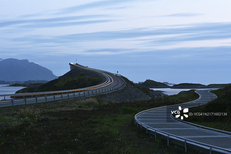 挪威大西洋公路上的车灯和前大灯图片素材