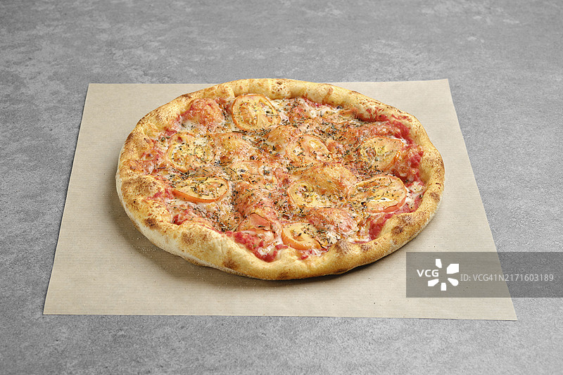 经典玛格丽特披萨配牛至叶图片素材