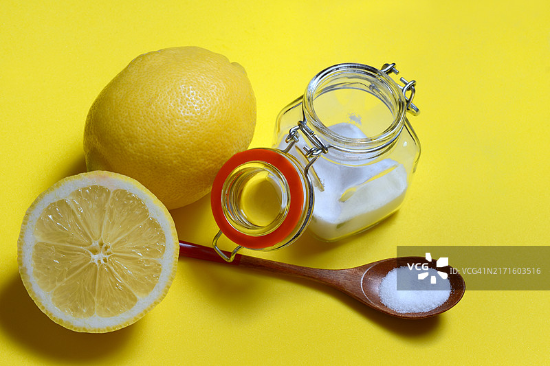 木勺和玻璃容器中的柠檬酸，柠檬图片素材