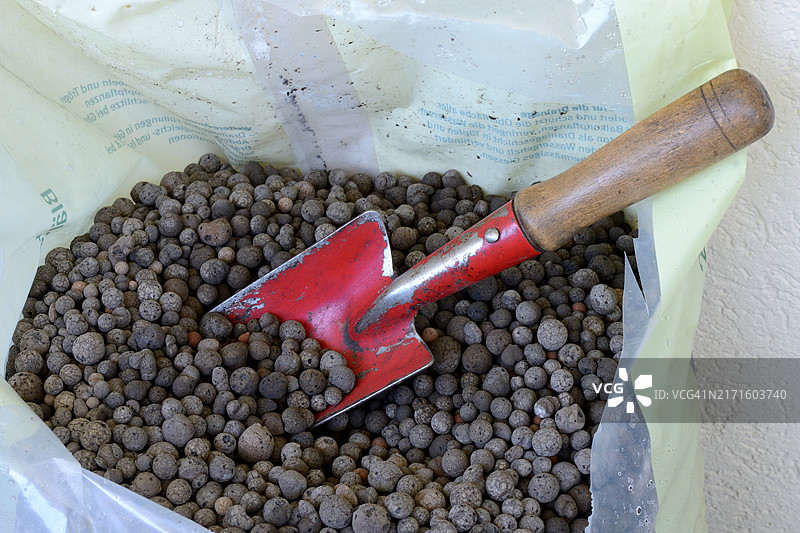 用铲子膨胀粘土，排水图片素材
