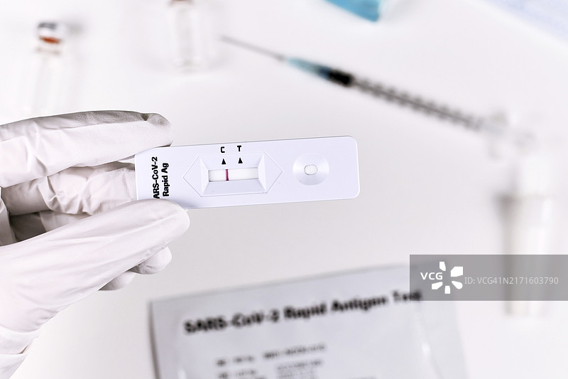 手持新冠病毒快速抗原阴性检测图片素材
