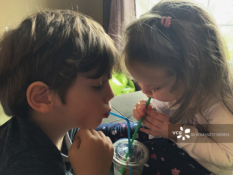 兄弟姐妹分享饮料图片素材