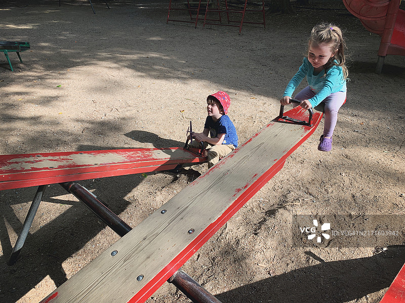 兄妹在跷跷板上图片素材
