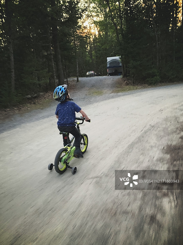 傍晚骑行图片素材