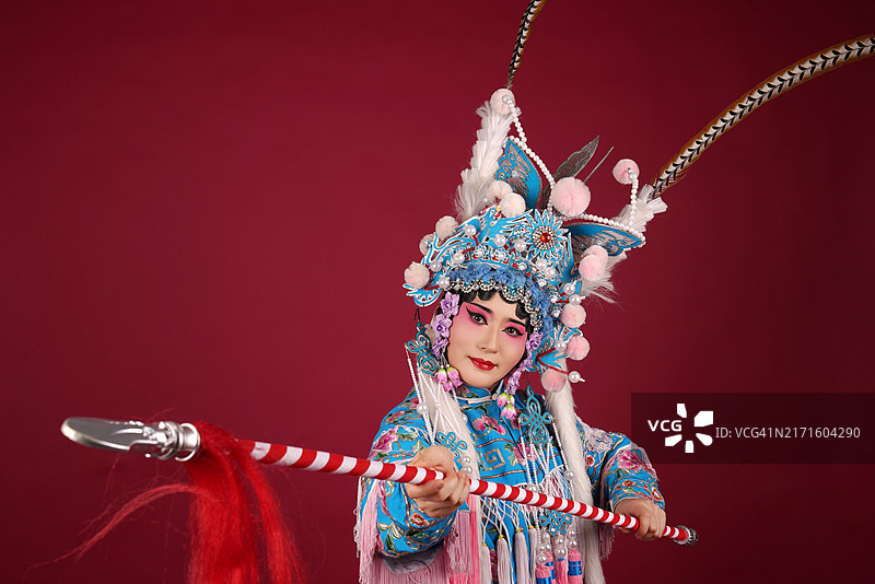 一位京剧女演员正在舞台上表演图片素材