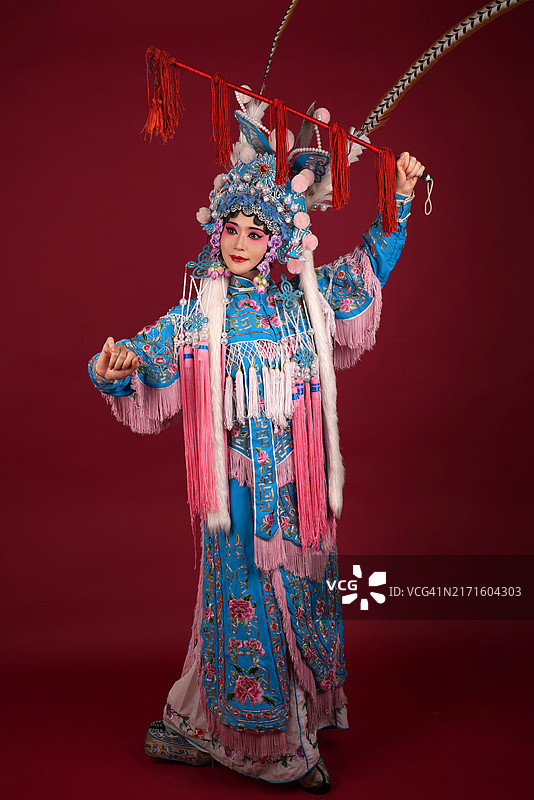 一位京剧女演员正在舞台上表演图片素材