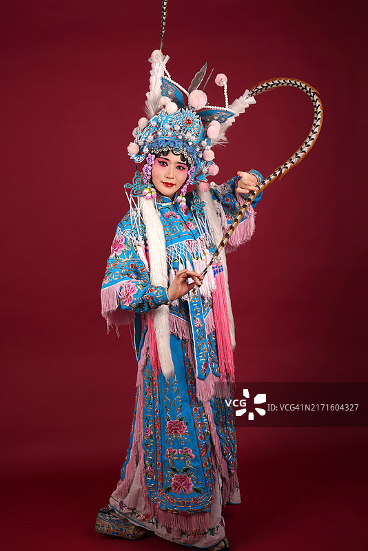 一位京剧女演员正在舞台上表演图片素材