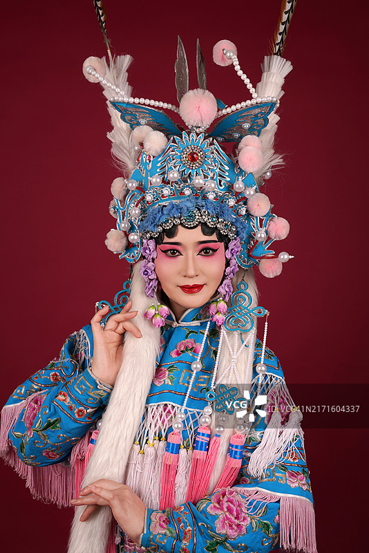 一位京剧女演员正在舞台上表演图片素材