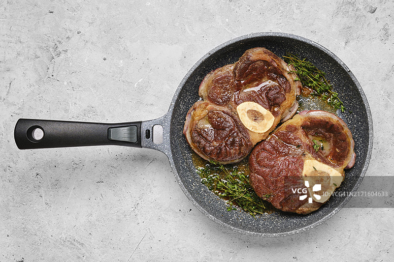 平底锅中放有两块百里香炖牛膝图片素材