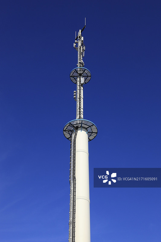 带有各种定向无线电和移动无线电天线的传输塔，移动电话桅杆图片素材