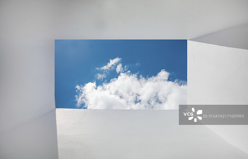 从框架墙看到的云彩视角：天空和云彩从白色墙壁的视角图片素材