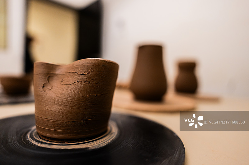 工作室中陶瓷雕塑特写图片素材
