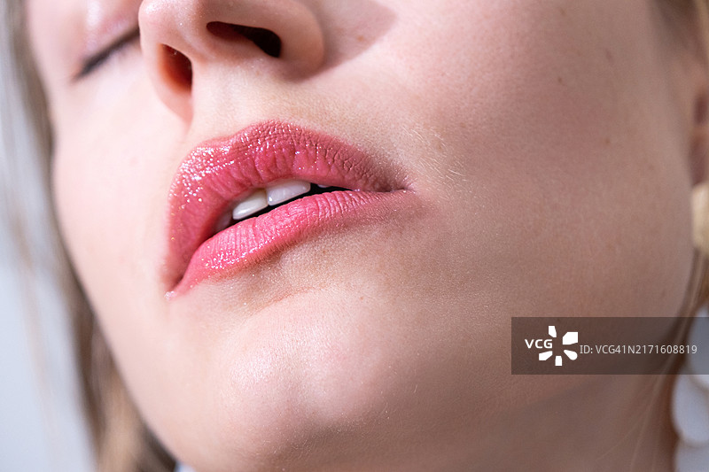 灰色背景上的自然妆容女性嘴唇图片素材