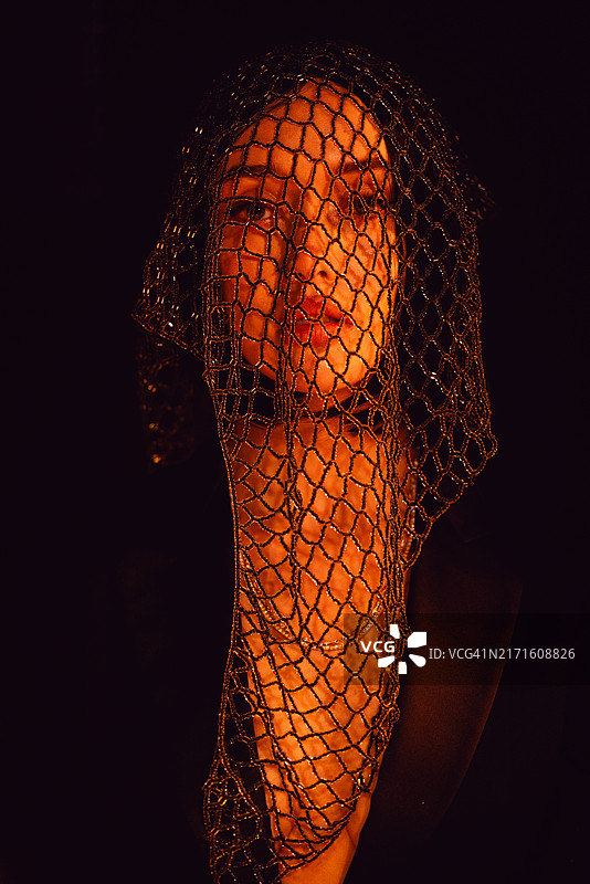 戴着金属网面罩的女子肖像，美国加利福尼亚州洛杉矶图片素材