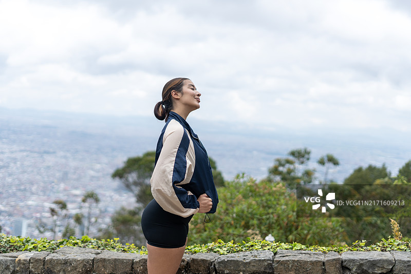 在蒙塞拉特山观赏城市的女人图片素材