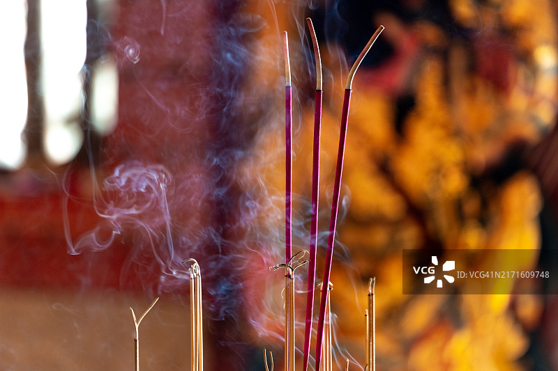 寺庙中的焚香图片素材