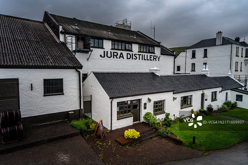 狂风暴雨下的吉拉酿酒厂图片素材