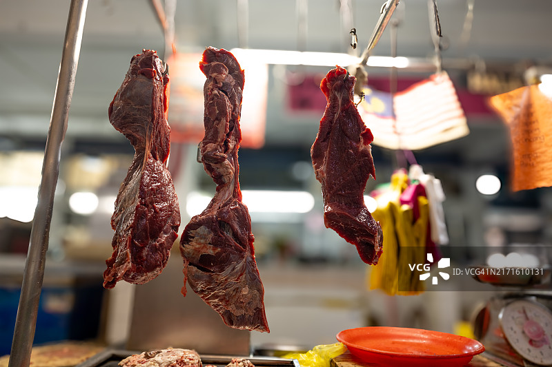 市场上挂在钩子上的生肉图片素材