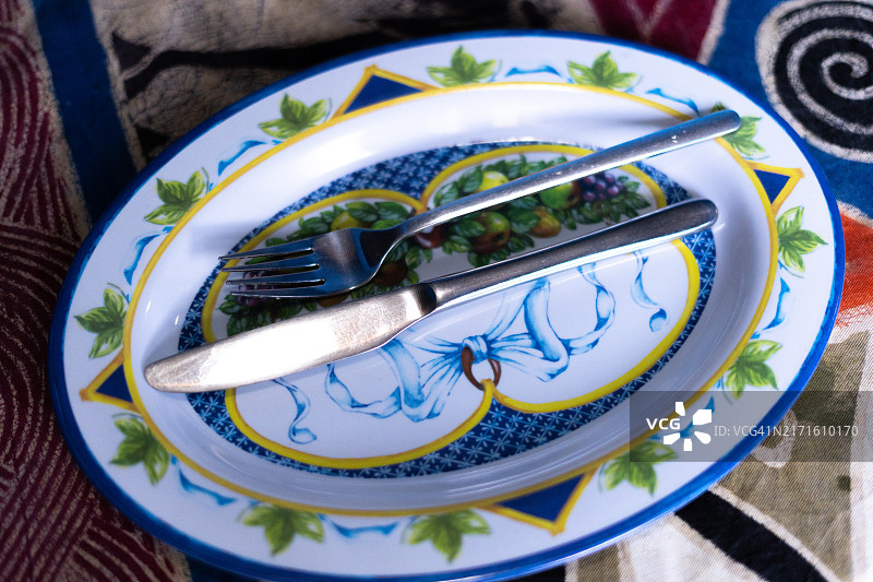 装有银器的盘子图片素材