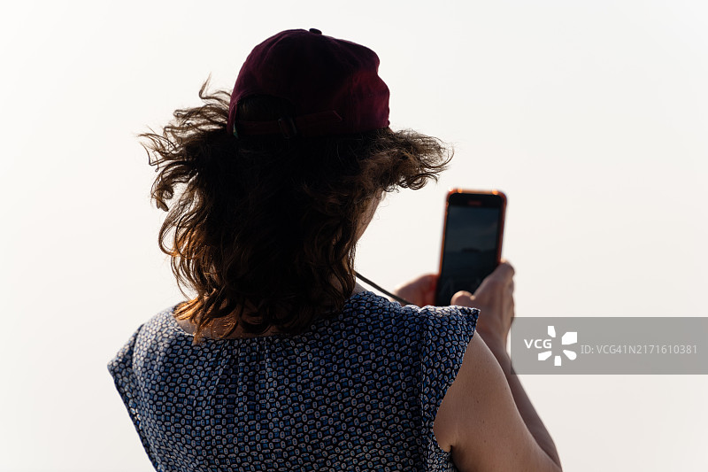 女子在桌山用移动设备拍摄图片素材