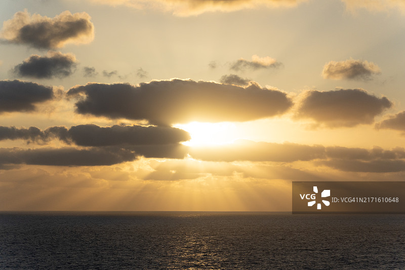 大西洋上的绚丽日落图片素材