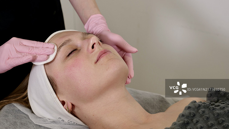 美容师清洁顾客面部图片素材