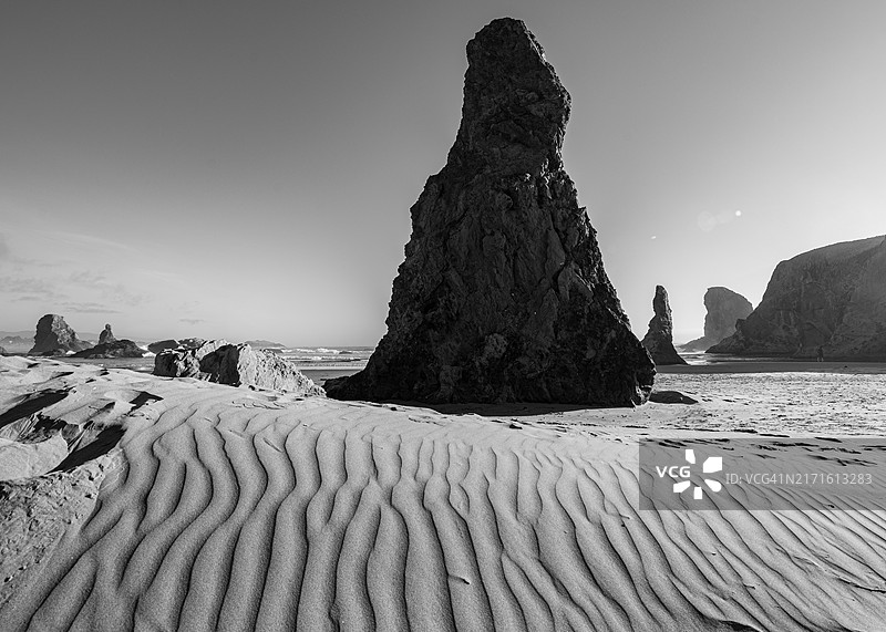 俄勒冈州班顿海滩壮观的岩层图片素材