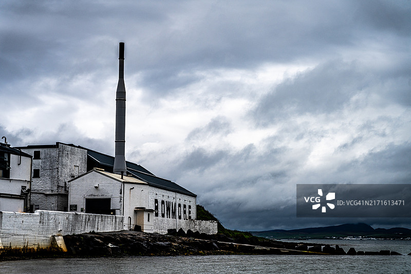 暴风雨天空下的波摩酿酒厂图片素材