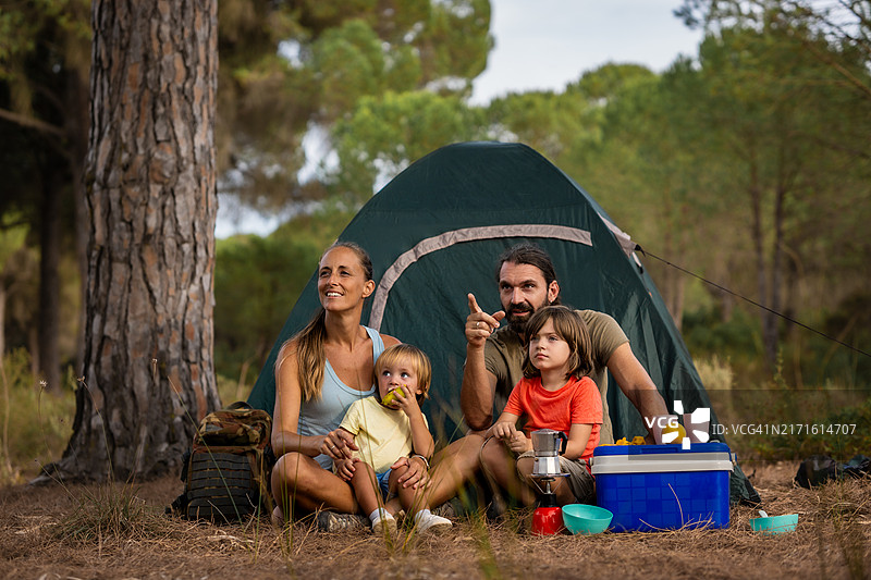 在森林里享受美好时光的家庭露营之旅图片素材