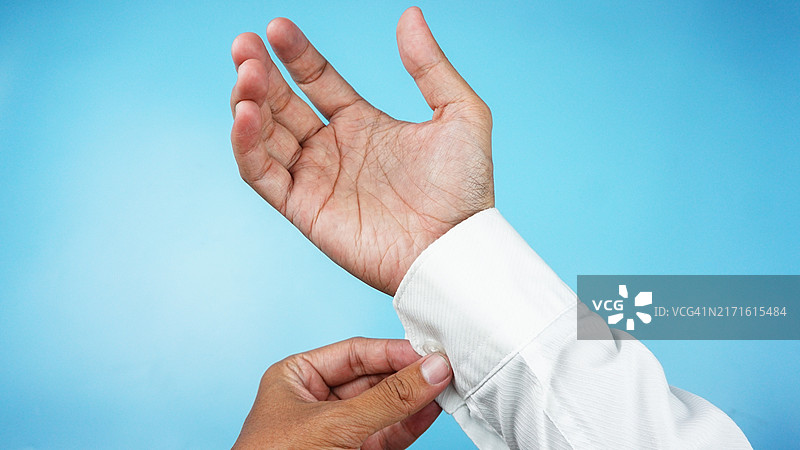 男人手调整衬衫纽扣特写图片素材