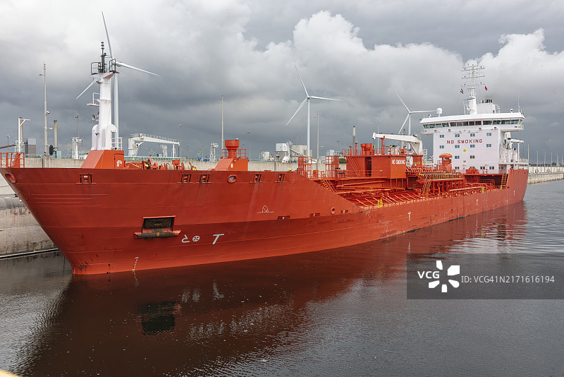 橙色油轮停泊在世界上最大的船闸中图片素材