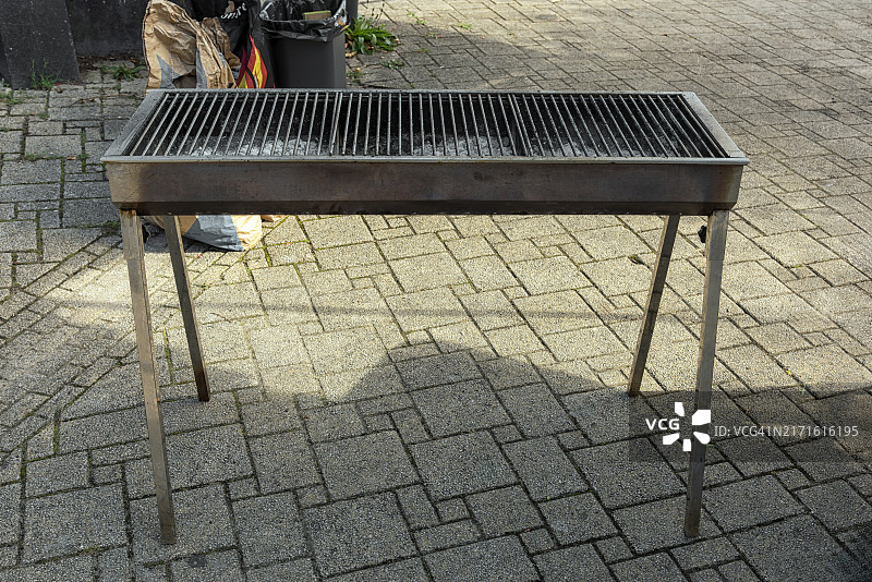 细长钢制烧烤架，带钢制支腿图片素材