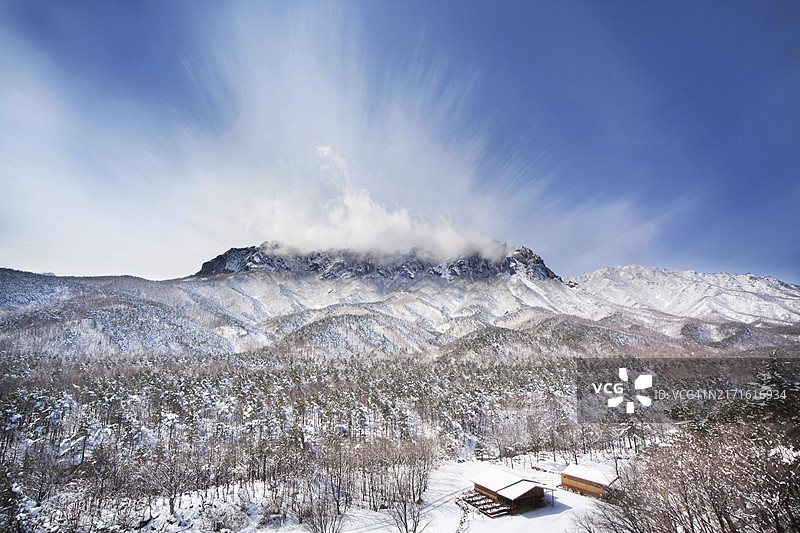 雪中的韩国固城蔚山岩图片素材