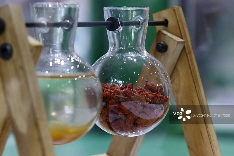 准备用于分析的干燥草药样品的化学烧瓶图片素材