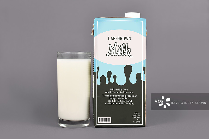 实验室培育的牛奶概念：人造培养乳制品生产，用复制的牛奶蛋白制成纸盒，带有虚构标签图片素材
