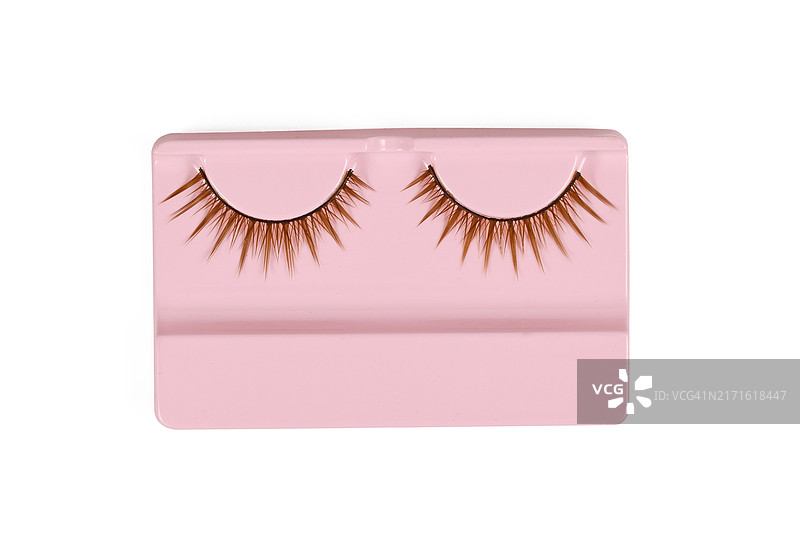 粉色容器中的棕色假睫毛，白色背景图片素材