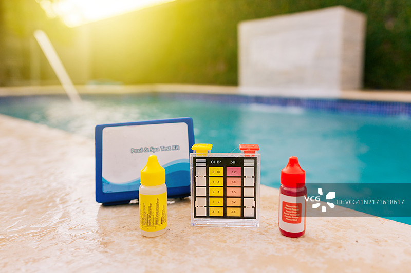 泳池边的氯测试套件，泳池维护PH测试仪，游泳池水质测试套件，游泳池氯和PH测试仪图片素材