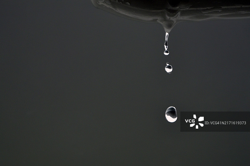 屋檐滴落的雨水图片素材