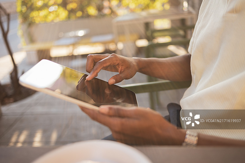 人物户外使用平板电脑图片素材