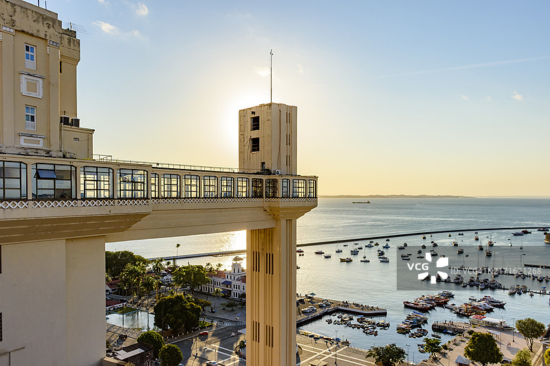 巴西萨尔瓦多落日时分万圣湾、拉塞尔达电梯和港口码头的俯视图图片素材