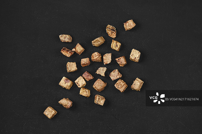 狗狗零食：干燥的动物肺部奖励图片素材