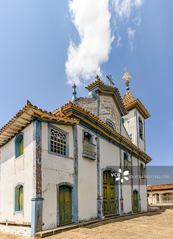 巴西米纳斯吉拉斯州迪亚曼蒂纳历史名镇中饱经沧桑的巴洛克教堂外观图片素材