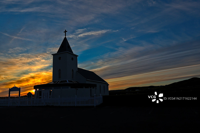雷克雅利德日落时分的教堂图片素材