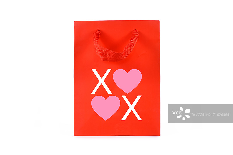 白色背景上带有XOXO文字和红心的红色纸质购物袋图片素材