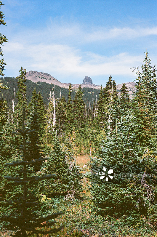 从泰勒草甸看到的黑色图斯克山图片素材