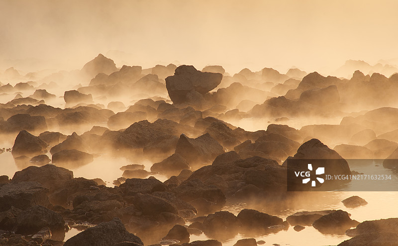 忠州湖岩石倒影雾景，位于忠清北道忠州市图片素材