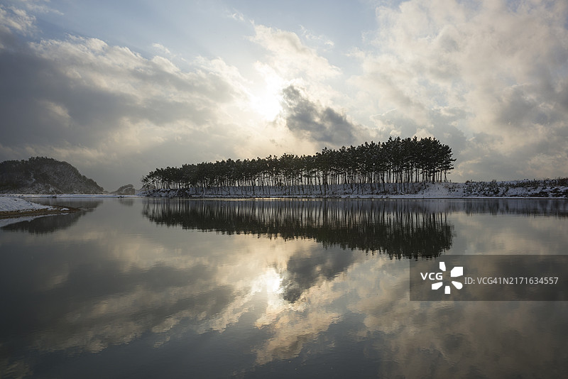 泰安郡Unnyeo海滩Solseom岛的倒影，忠清南道图片素材