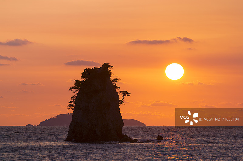 忠清南道泰安郡花地海滩的祖母岩和祖父岩图片素材