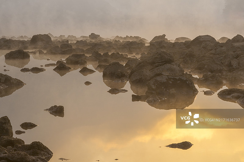 忠州湖岩石倒影雾景，位于忠清北道忠州市图片素材